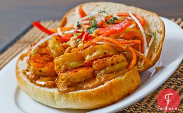 Sándwich Picante de Camarones de Cacahuete con Ensalada de Repollo Estilo Tailandés