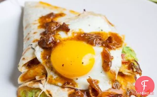 Mermelada de Tocino y Quesadilla de Guacamole con Huevo Frito con Vinagreta de Mermelada de Tocino Llovizna