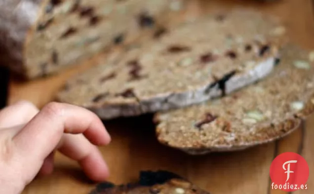 Pan Tostado De Centeno Con Cerezas Y Semillas De Calabaza
