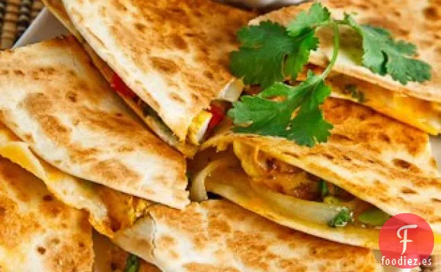 Quesadillas de Pollo Satay con Salsa Picante de Maní