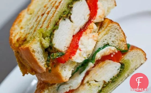 Panini de Pollo y Pimiento Rojo Asado con Pesto de Cilantro y Queso Feta