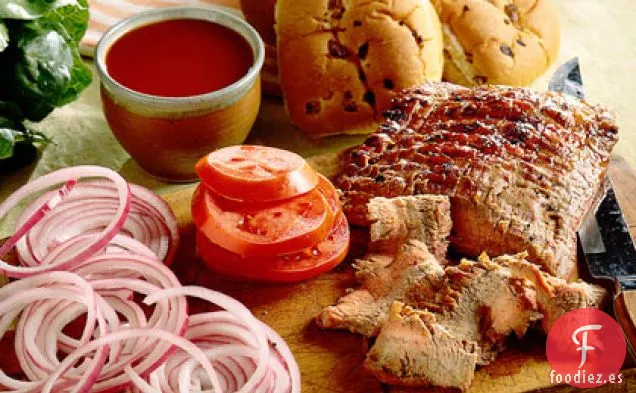 Sándwiches de Carne de Costado con Salsa Barbacoa de Manzana