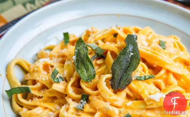 Fettuccine Alfredo de Calabaza con Queso de Cabra y Salvia Frita Crujiente