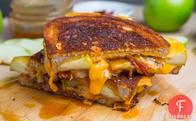 Sándwich de Manzana con Caramelo y Queso a la Parrilla (con Tocino)