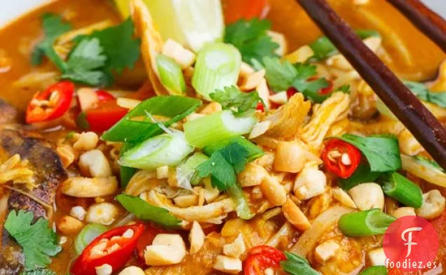 Sopa Tailandesa de Fideos con Pollo y Maní