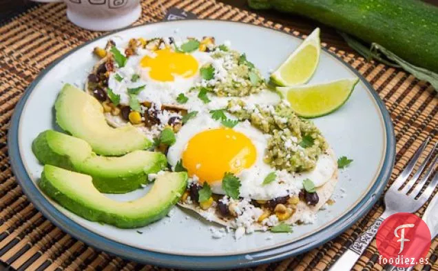 Huevos Rancheros de Maíz Caramelizado y Frijoles Negros con Salsa de Calabacín Asado