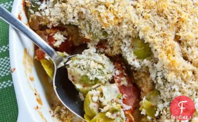 Coles de Bruselas con Tocino Ahumado en una Crema de Mostaza Cubierta con una corteza de Parmesano