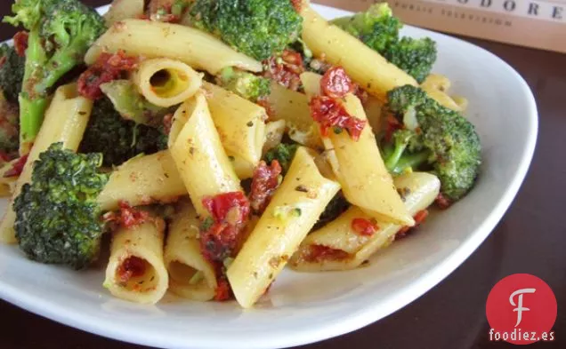 Penne de Brócoli y Tomate Secado al Sol Rápido