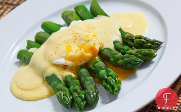 Espárragos con Huevo Escalfado en Salsa Holandesa