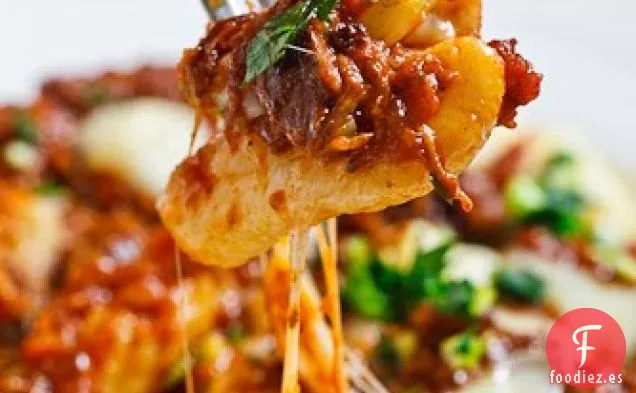 Ñoquis Poutine con Ragú de Costilla Corta y Gremolatta