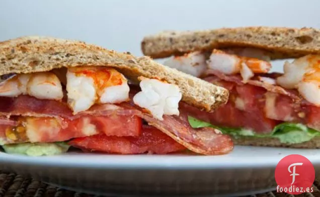 Sándwich BLAST (Tocino, Lechuga, Aguacate, Camarones y Tomate) 