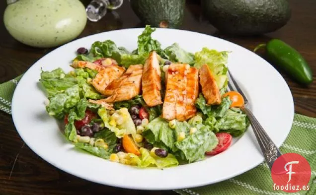 Ensalada de Pollo a la Barbacoa con Aderezo Cremoso de Aguacate