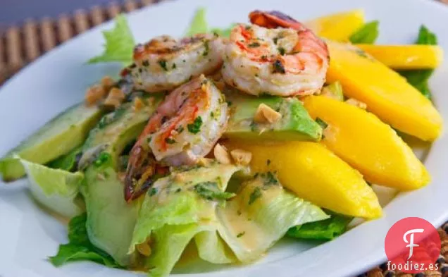 Ensalada de Mango, Aguacate y Camarones a la Parrilla con un Aderezo de Maní