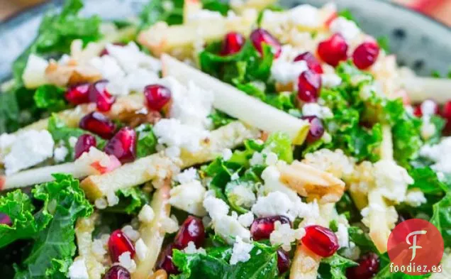 Ensalada de Manzana y Granada, Quinua y Col Rizada con queso Feta en un Aderezo Dijon de Arce al Curry