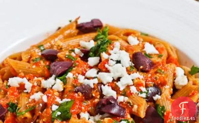 Pasta al Pesto de Pimiento Rojo Asado con Queso Feta y Aceitunas Kalamata