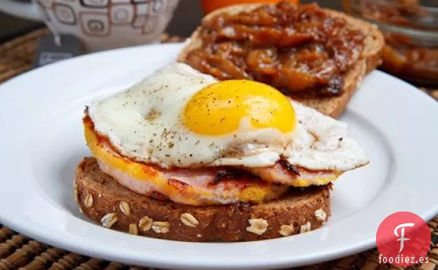 Sándwich de Desayuno de Tocino de Harina de Melocotón con Cebollas Caramelizadas de Arce y un Huevo Frito
