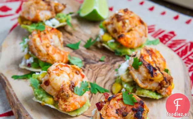 Mini Tostadas de Guacamole de Maíz y Camarones a la Parrilla con Chipotle de Lima