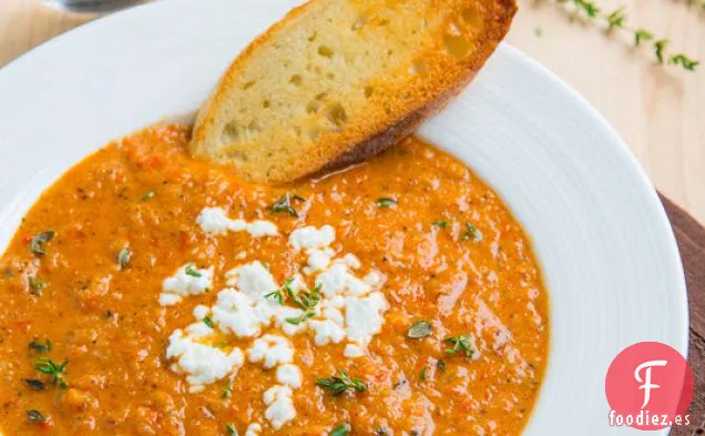 Sopa Cremosa de Pimiento Rojo Asado y Coliflor con Queso de Cabra