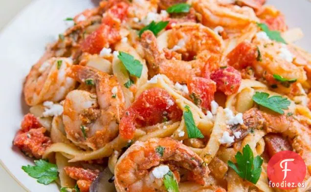 Linguini de camarones en Salsa de Tomate y queso Feta (también conocido como Linguini de Saganaki de camarones)