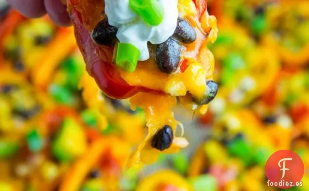 Mini Nachos de Pimienta con Maíz, Frijoles Negros y Aguacate