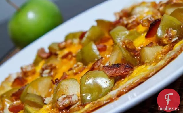 Tortilla de Manzana Caramelizada y Queso Cheddar con Tocino y Nueces Confitadas