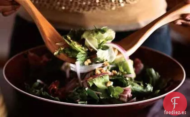 Ensalada Mixta con Vinagreta de Pera y Vainilla y Nueces Tostadas