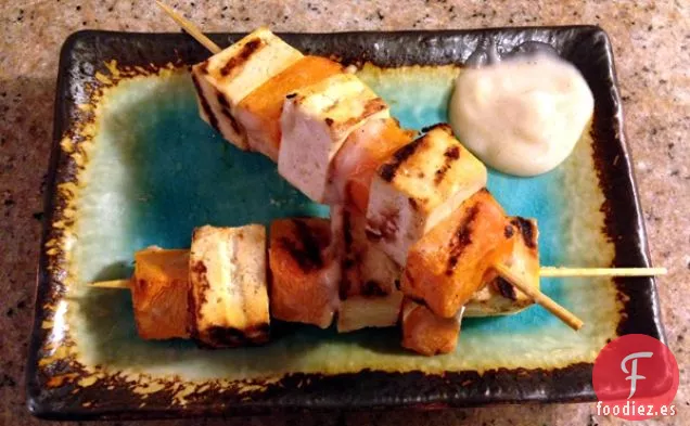 Pinchos Veganos a la Parrilla con Salsa de Yogur de Limón y Coco con Especias Indias