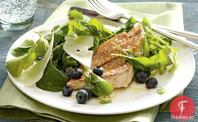 Ensalada de Rúcula y Arándanos Con Pargo Rojo Chamuscado