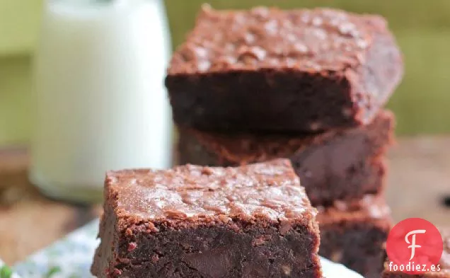 Brownies Caseros con Trozos de Chocolate y Chips de Caramelo en un Tazón