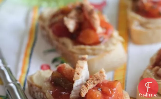 Bruschetta de Pollo Asado con Salsa y Hummus