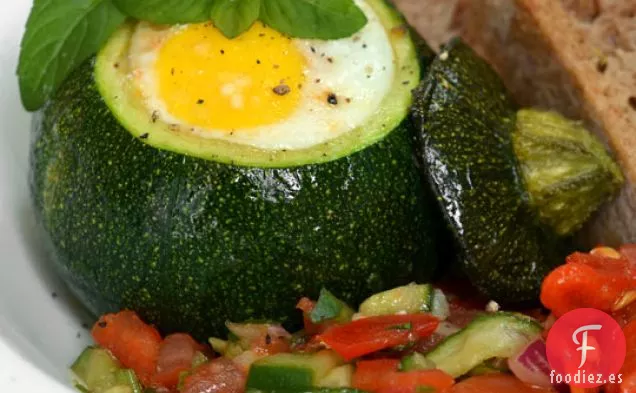 Calabacín De Ocho bolas Con Huevos Horneados En El Interior