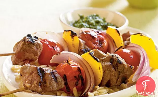 Brochetas de Cordero y Verduras con Especias y Salsa de Cilantro y Menta