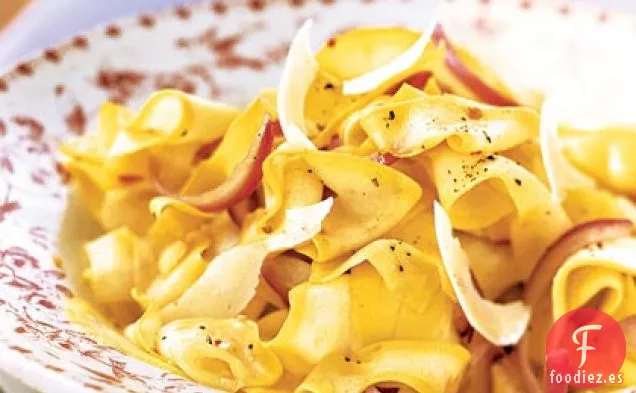 Cintas Amarillas de Calabaza con Cebolla Roja y Parmesano