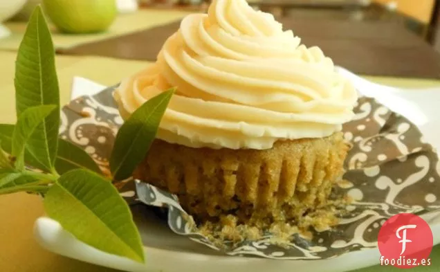Cupcakes Veganos de Verbena de Limón con Glaseado de Crema de Mantequilla de Naranja y Almendras