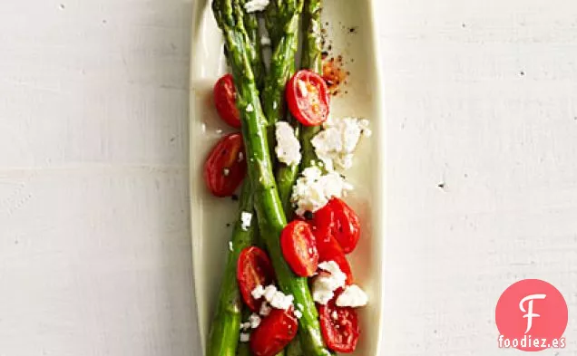Espárragos con Tomate y Queso Feta