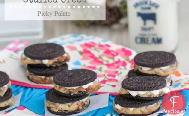 Oreos Rellenos de Galletas Con Chispas De Chocolate Horneadas Calientes