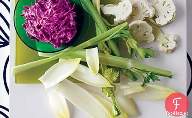Salsa Cremosa de Remolacha con Crudités Blancos