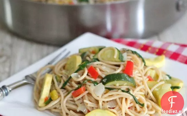 Espaguetis de Fiesta de Verduras con Aceite de Oliva Tibio de Tomillo y Ajo