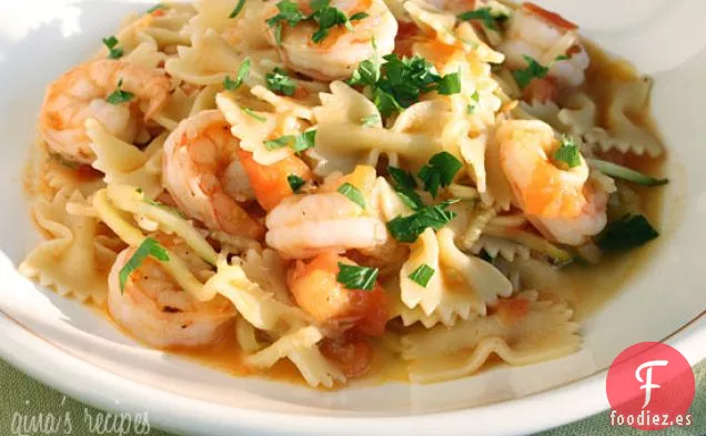Camarones Y Calabacín Con Moños En Salsa De Tomate Ligera