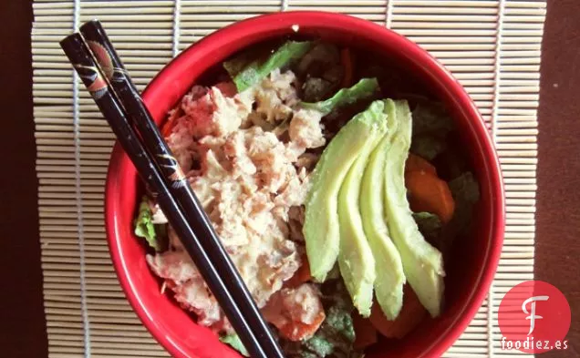 Piense en una Ensalada de Salmón Rosado y Aguacate con Aderezo de Wasabi Dulce Sin Lácteos