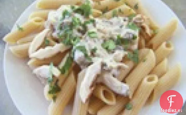 Shiitakes y Penne de Trigo Integral en una Cremosa Salsa de Ajo Vegana Baja en grasa