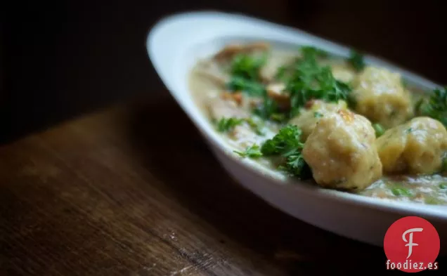 r: albóndigas de pollo y sin gluten con hierbas frescas