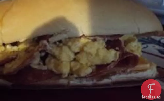 Sándwich Submarino de Huevo Revuelto y Pepperoni