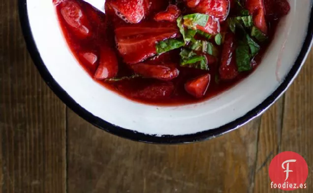 Fresas Estofadas con Haba de Vainilla y Menta Fresca