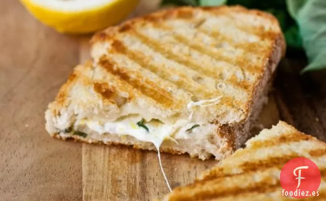 Panini de Queso a la Parrilla con Limón y Albahaca