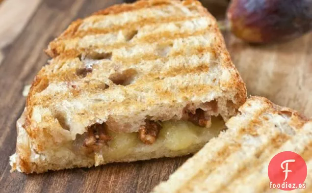 Queso Cheddar, Mermelada de Higos y Panini de Nueces Confitadas de Romero