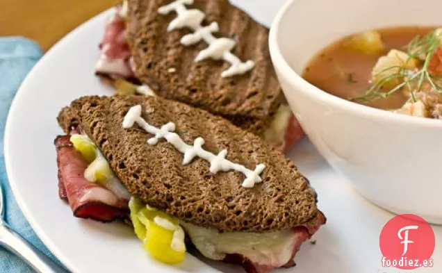 Semana de Grandes Partidos: Pastrami y Panini de Fútbol de Queso Cheddar Envejecido