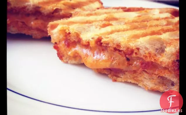 Queso Cheddar, Manchego y Pesto de Tomate Seco al Sol