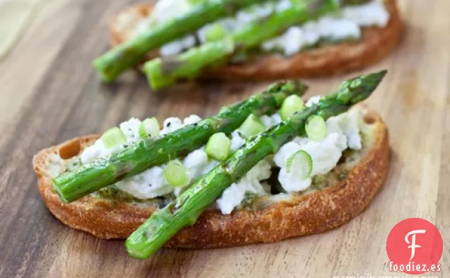Tartines de Espárragos a la Parrilla con Ricotta Fresca, Pesto y Cebolletas