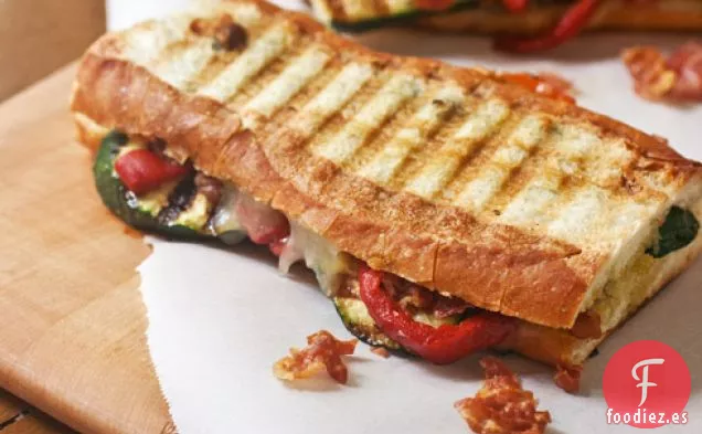 Calabacín a la Parrilla, Jamón Crujiente y Panini de Pimiento Rojo